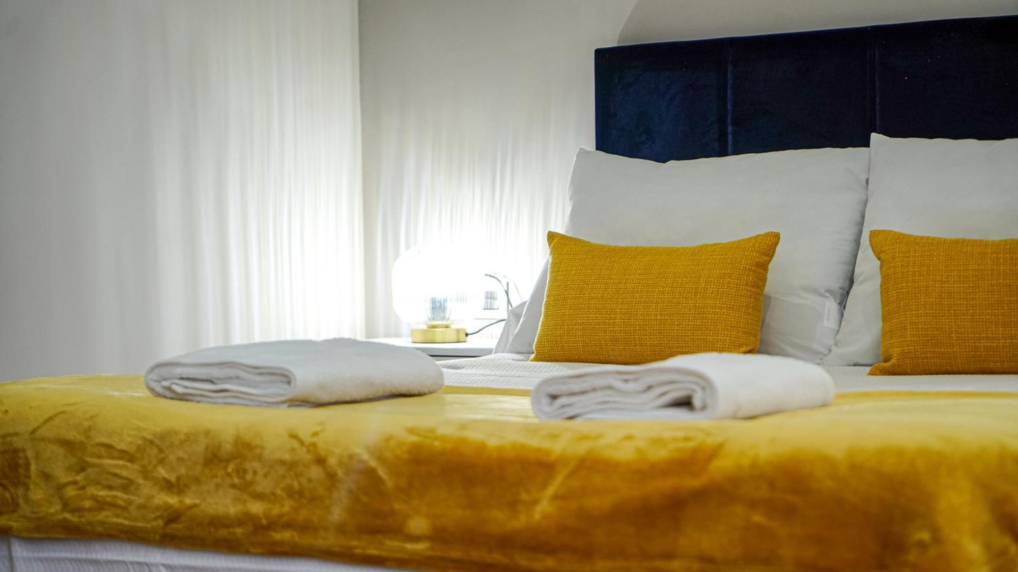 Apartamentos Puente Romano Suites Mérida Exteriör bild