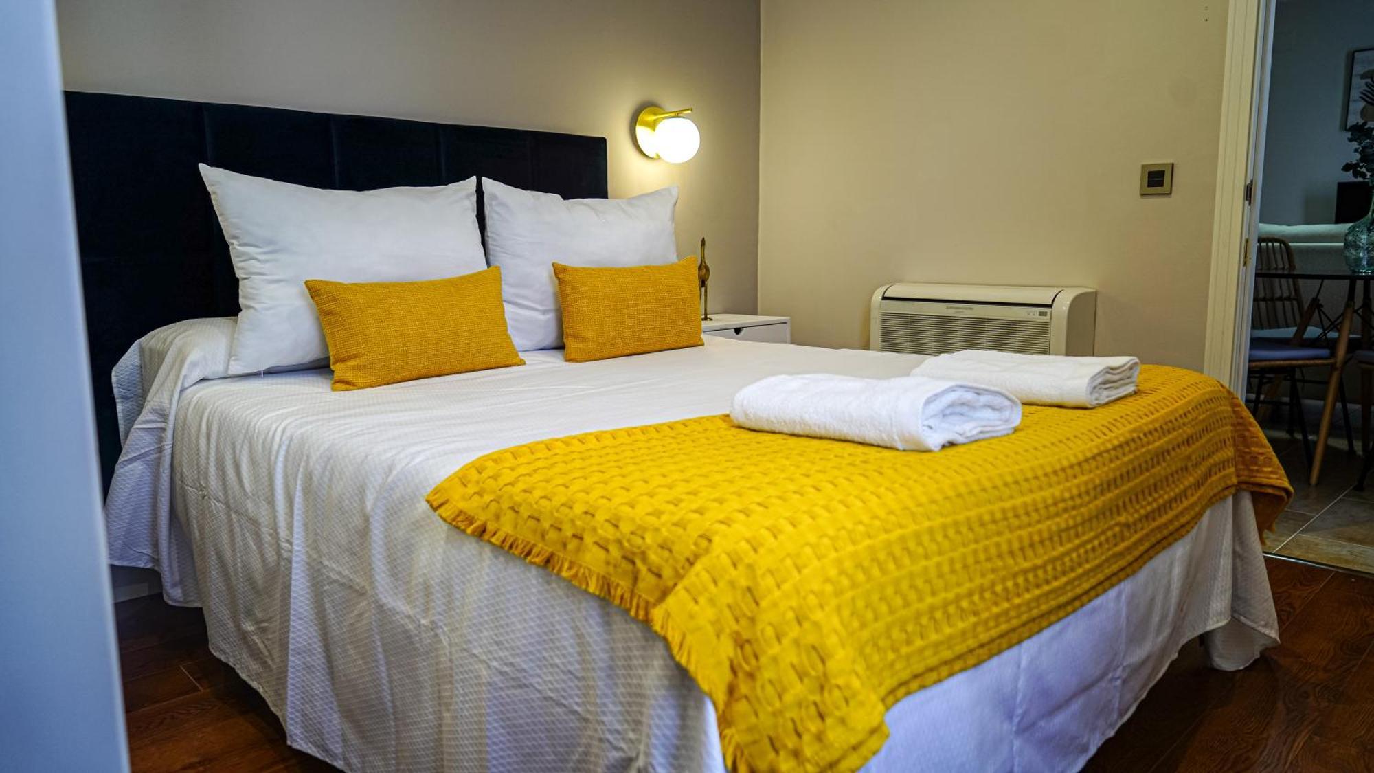 Apartamentos Puente Romano Suites Mérida Exteriör bild