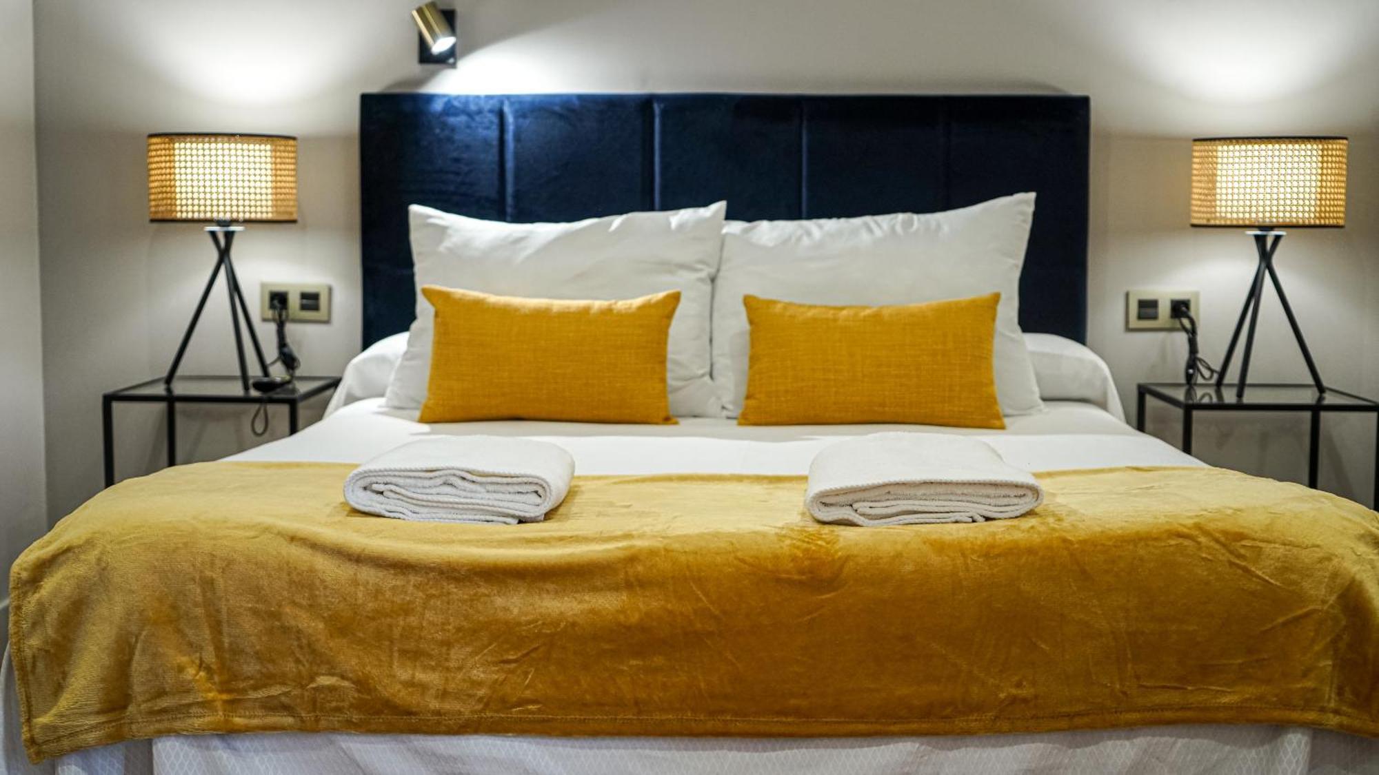 Apartamentos Puente Romano Suites Mérida Exteriör bild