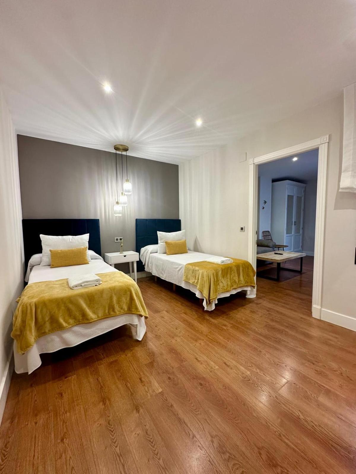 Apartamentos Puente Romano Suites Mérida Exteriör bild